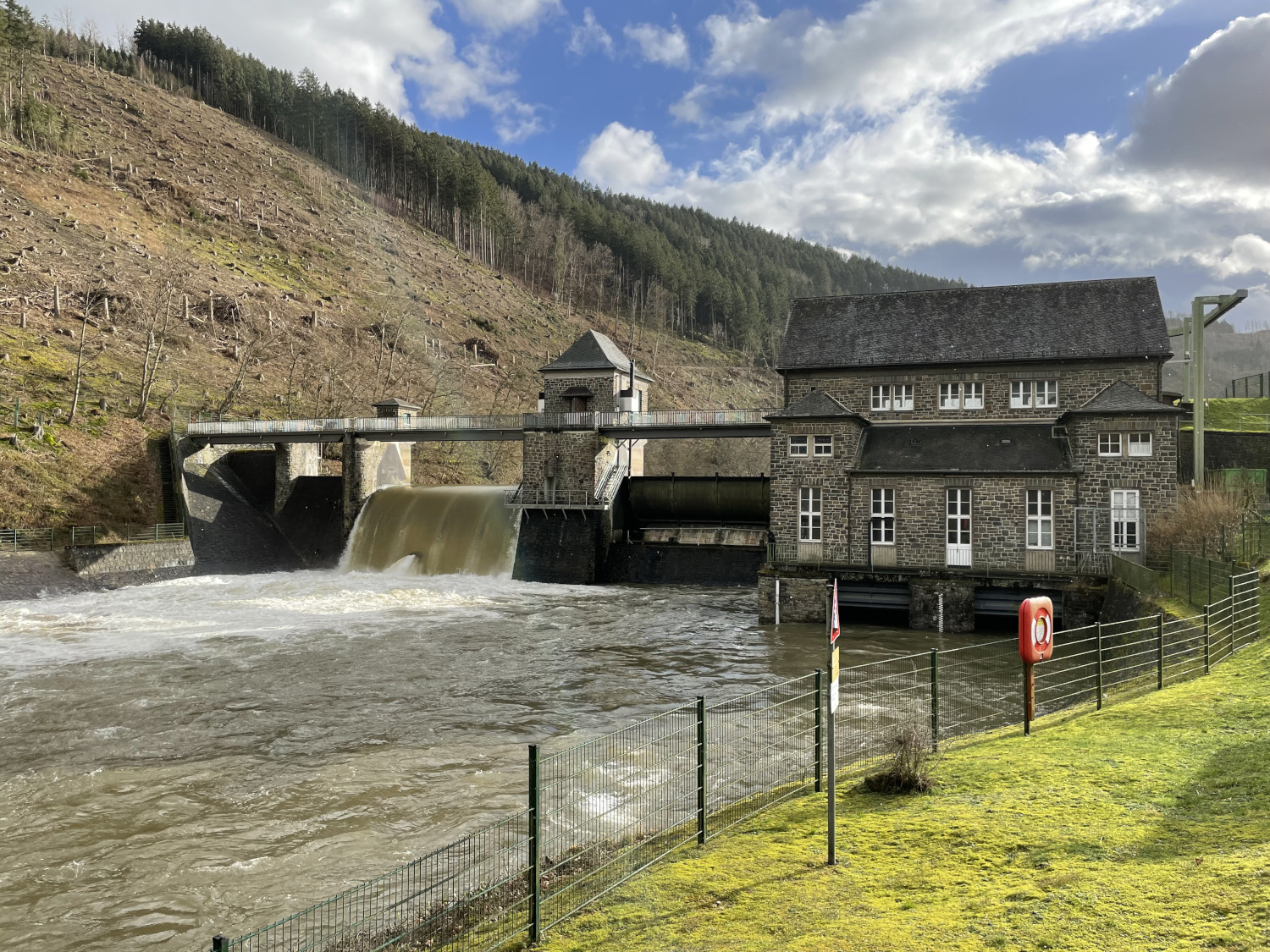 Kraftwerk Ahausen / Lister- und Lennekraftwerke GmbH Kraftwerk Ahausen, in dem die neue Mindestwasserturbine mit 125 kW Leistung eingebaut wurde. Diese ergänzt die beiden bestehenden Turbinen mit insgesamt 1,2 MW Leistung des 1938 errichteten Wasserkraftwerks. Über diese Mindestwasserturbine wird die aus ökologischen Gründen vorgeschriebene Mindestwassermenge abgegeben.